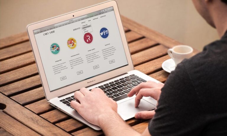 Có nên tích hợp Chatbot AI vào website ngay lúc này