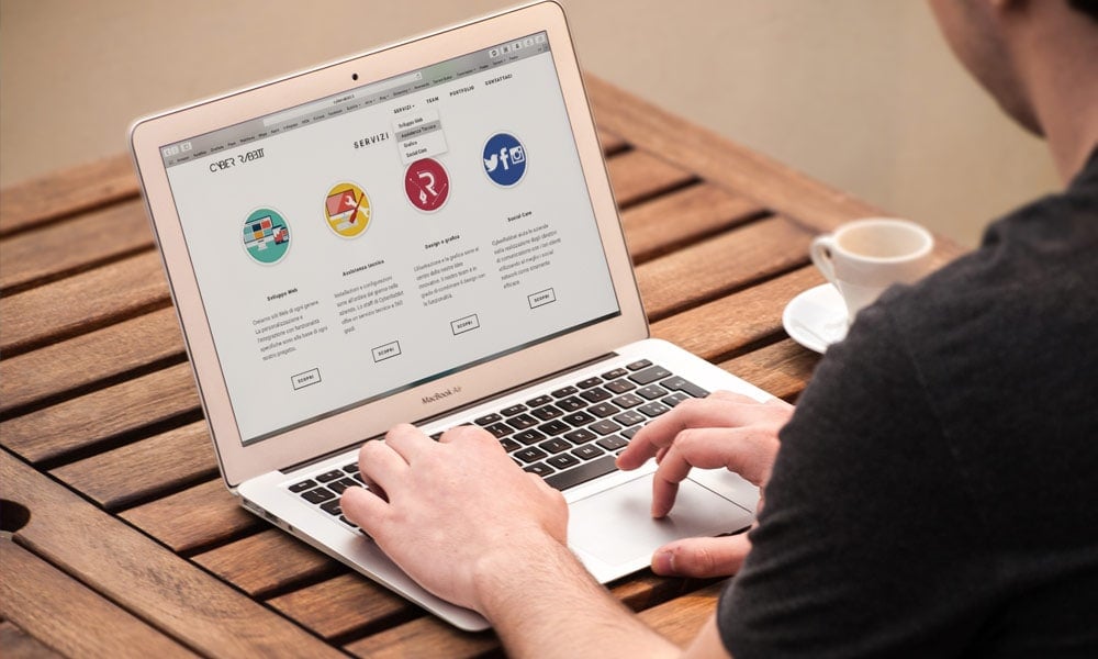 Có nên tích hợp Chatbot AI vào website ngay lúc này